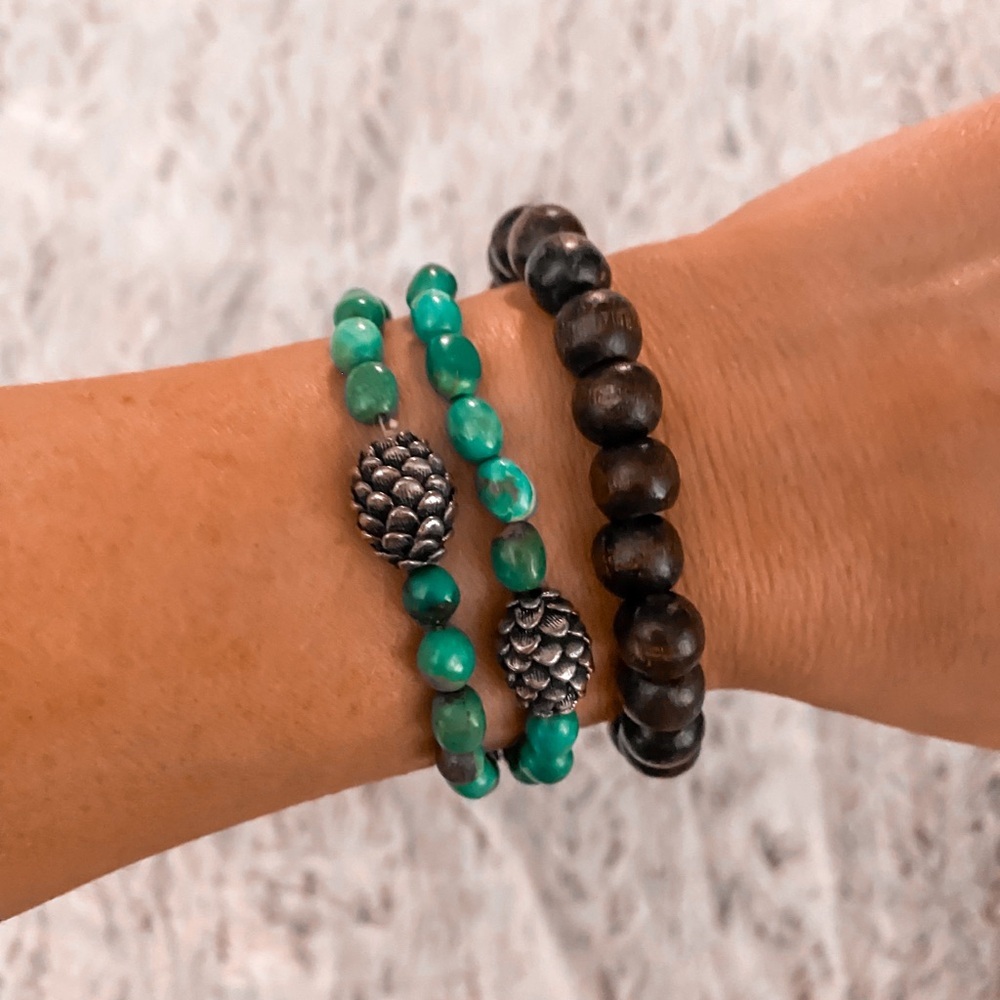 BEAD BRACELETS IN EXCELLENT CONDITION. ONE SIZE FITS ALL. STRETCHY SUPER CUTE!